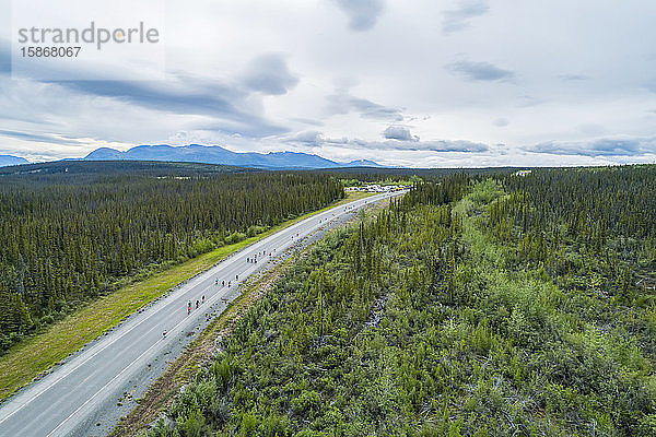 Die Berge bei Haines Junction im Sommer im Yukon. Radfahrer fahren auf dem Haines Highway während der jährlichen Radstaffel von Haines nach Haines; Haines Junction  Yukon  Kanada