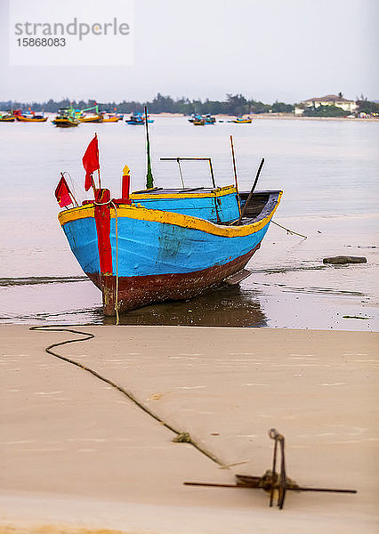 Buntes Fischerboot am Strand  Kap Ke Ga; Ke Ga  Vietnam