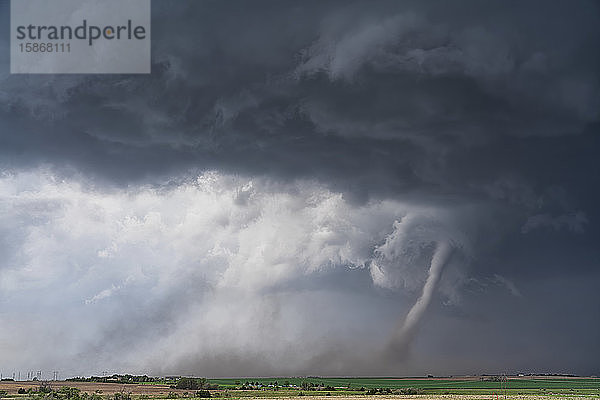 Erstaunliche Wolken über der Landschaft des mittleren Westens der USA  während sich Superzellengewitter entwickeln. Tornado am Boden; Woodward  Nebraska  Vereinigte Staaten von Amerika