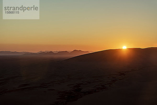 Blick von der Düne 45 bei Sonnenaufgang  Sossusvlei  Namib-Wüste; Namibia