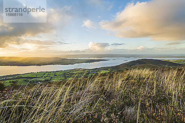 Landschaftsansicht eines irischen Hügels und einer Landschaft mit einem See in der Ferne; Tauntinna  County Tipperary  Irland