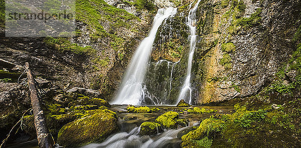 Wasserlochklamm Wasserfallkaskaden in den österreichischen Alpen  gesticktes Panorama; Wasserlochklamm  Landl  Österreich