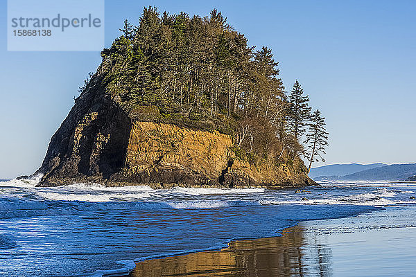Die Brandung umspült den Fuß des Proposal Rock am Neskowin Beach an der Küste von Oregon; Neskowin  Oregon  Vereinigte Staaten von Amerika