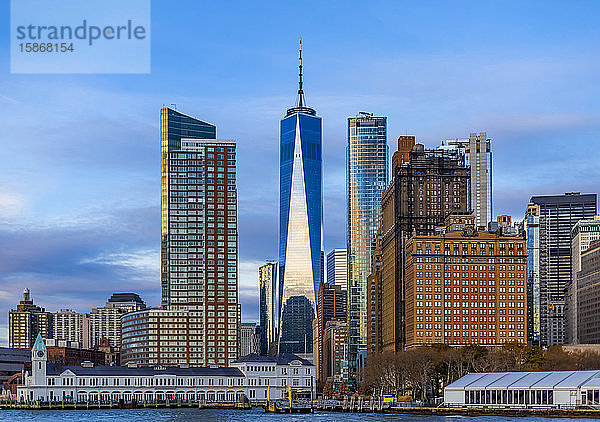 Manhattan  Downtown New York City  mit Blick auf das One World Trade Center; New York City  New York  Vereinigte Staaten von Amerika