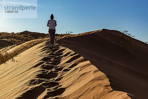 Touristin geht auf eine Sanddüne  Elim-Düne  Namib-Wüste; Sesriem  Namibia