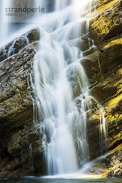 Nahaufnahme von Wasserfällen an einer schrägen Felswand  Waterton Lakes National Park; Waterton  Alberta  Kanada