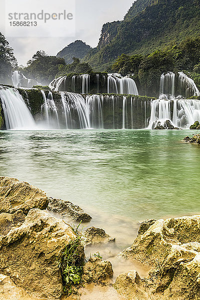 Ban Gioc Wasserfall in Nordvietnam  Ban Giocâ€ Detian Wasserfall am Quay Son Fluss; Vietnam