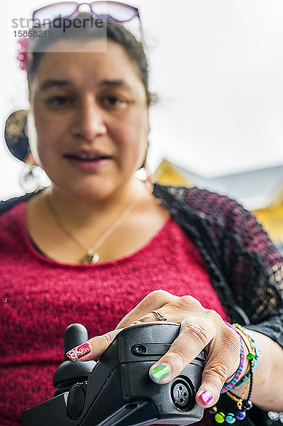 Maori-Frau mit Cerebralparese in einem Rollstuhl  Fingernägel mit Nagelkunst; Wellington  Neuseeland