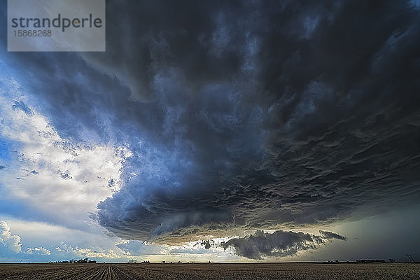 Erstaunliche Wolken über der Landschaft des mittleren Westens der USA  als sich Superzellengewitter entwickeln; Nebraska  Vereinigte Staaten von Amerika