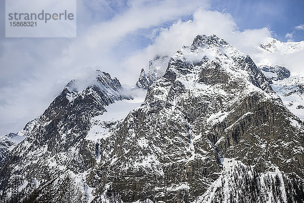 Schroffe  schneebedeckte Berggipfel  italienische Seite des Mont Blanc; Courmayeur  Aostatal  Italien