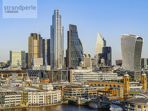 Stadtbild und Skyline von London mit 20 Fenchurch  22 Bishopsgate und verschiedenen anderen Wolkenkratzern sowie der Themse im Vordergrund; London  England