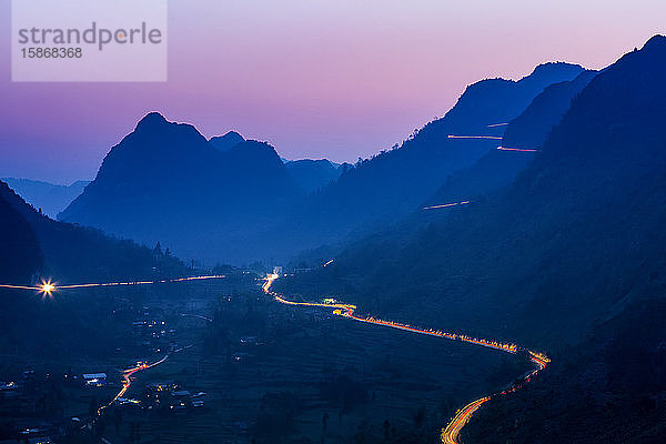 Nächtliche Lichter auf den Bergstraßen von Ha Giang; Provinz Ha Giang  Vietnam