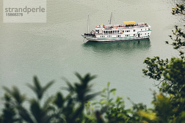 Ha Long Bay mit Ausflugsboot; Provinz Quang Ninh  Vietnam