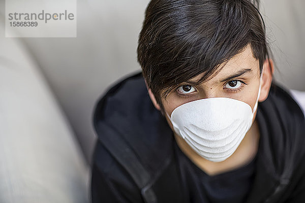 Junge im Vorschulalter trägt eine Schutzmaske zum Schutz vor COVID-19 während der weltweiten Coronavirus-Pandemie; Toronto  Ontario  Kanada