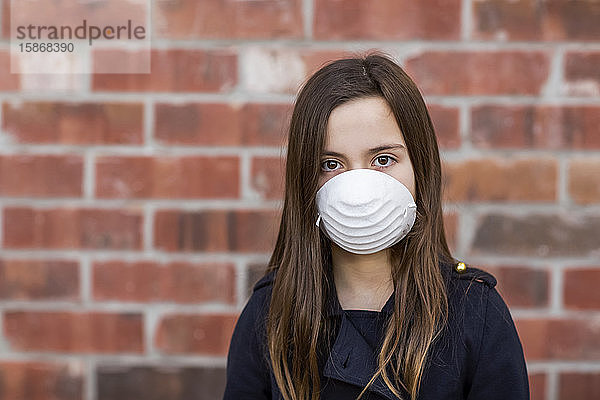 Junges Mädchen trägt eine Schutzmaske zum Schutz vor COVID-19 während der weltweiten Pandemie des Coronavirus; Toronto  Ontario  Kanada