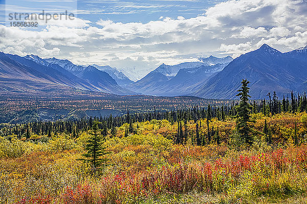 Die Chugach Mountains in Herbstfarben mit einem Gletscher im Hintergrund; Alaska  Vereinigte Staaten von Amerika