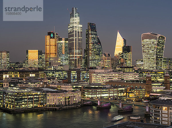 Stadtbild und Skyline von London in der Abenddämmerung mit 20 Fenchurch  22 Bishopsgate und verschiedenen anderen Wolkenkratzern sowie der Themse im Vordergrund; London  England
