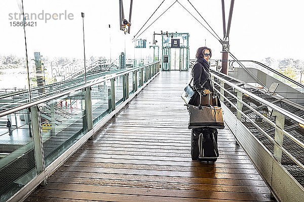 Frau mit Gepäck in einem Bahnhof; Avignon  Provence Alpes Cote d'Azur  Frankreich