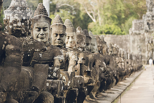 Statuen am Südtor des Bayon-Tempels  Angkor Wat-Komplex; Siem Reap  Kambodscha