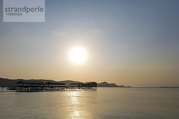 Seesternstrand mit Piers bei Sonnenuntergang; Phu Quoc  Vietnam