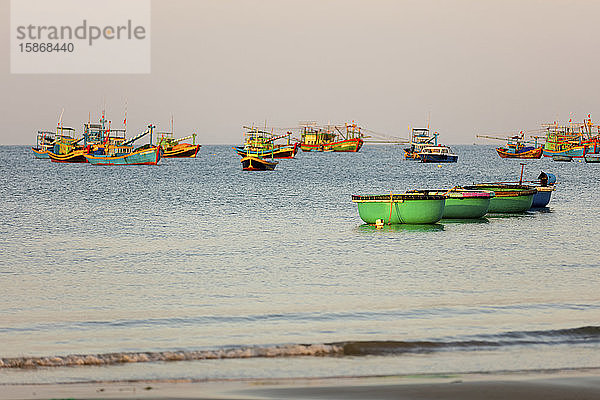 Bunte Fischerboote  die im Wasser vertäut sind  Kap Ke Ga; Ke Ga  Vietnam