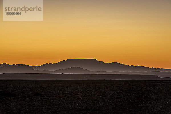 Sonnenaufgang in Aluvlei  Namib-Naukluft-Nationalpark; Namibia