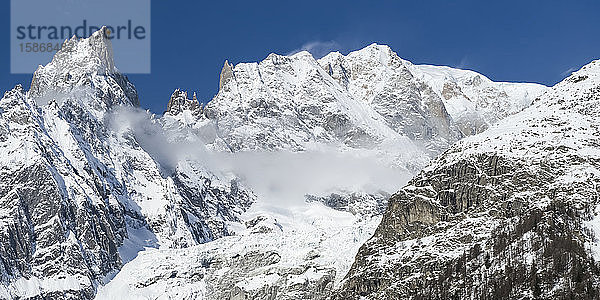 Schroffe  schneebedeckte Berggipfel  italienische Seite des Mont Blanc; Courmayeur  Aostatal  Italien