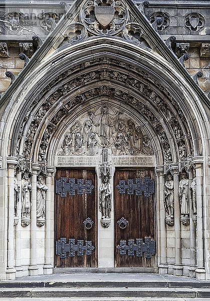 Verschnörkelter Haupteingang der Synodenhalle der Kathedrale St. John the Divine  Manhattan; New York City  New York  Vereinigte Staaten von Amerika