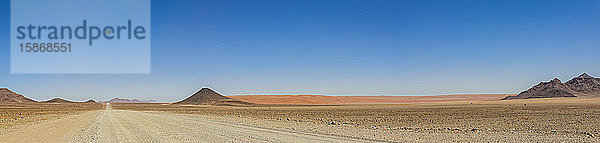 Fahrt auf einer langen trockenen Straße  Namib-Wüste; Namibia