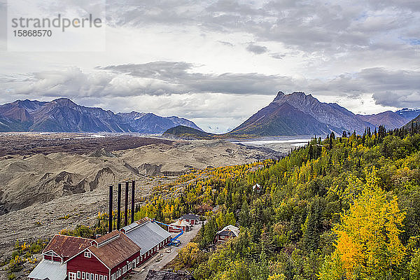 Wenn man von der Spitze der Kennecott Concentration Mill hinunterblickt  kann man den Kennicott-Gletscher und das Kraftwerk sehen  das gerade renoviert wird; Alaska  Vereinigte Staaten von Amerika