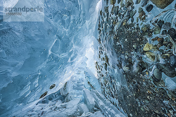 Zerkleinertes Eis nimmt an der Küste des Kluane National Park wunderschöne Muster und Formen an; Yukon  Kanada
