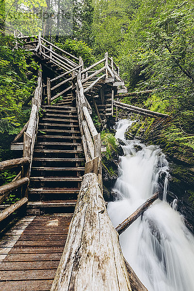 Wasserfall in der Schlucht Canyon des Portes de l'Enfer; Saint-Narcisse-de-Rimouski  Quebec  Kanada