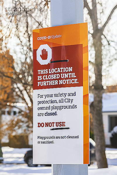 Hinweis der Stadt auf die Schließung eines Spielplatzes während der Weltpandemie Covid-19; Edmonton  Alberta  Kanada