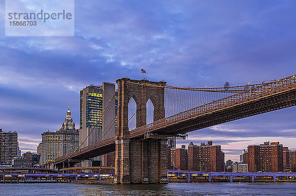 Brooklyn Bridge  Manhattan; New York City  New York  Vereinigte Staaten von Amerika