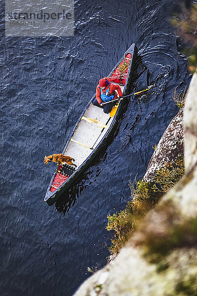 Frau und Hund paddeln mit einem Kanu auf einem See in Irland im Winter  Killarney National Park; County Kerry  Irland