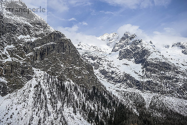 Schroffe  schneebedeckte Berggipfel  italienische Seite des Mont Blanc; Courmayeur  Aostatal  Italien