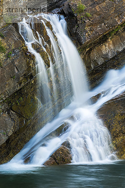 Wasserfälle an einer schrägen Felswand  Waterton Lakes National Park; Waterton  Alberta  Kanada