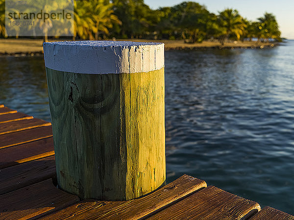 Pfosten auf einem Steg  Halbinsel Placencia; Belize