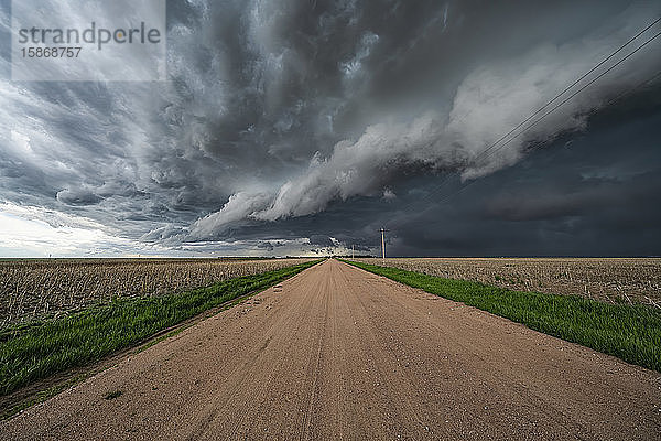 Erstaunliche Wolken über der Landschaft des mittleren Westens der USA  als sich Superzellengewitter entwickeln; Nebraska  Vereinigte Staaten von Amerika