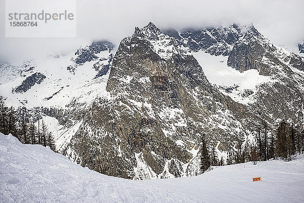 Warnschild im Hinterland unterhalb des Mont Blanc in einem Skigebiet; Courmayeur  Aostatal  Italien