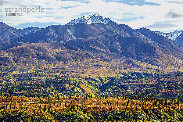 Das Chugach-Tal in Herbstfarben mit einer schneebedeckten Bergspitze im Hintergrund; Alaska  Vereinigte Staaten von Amerika