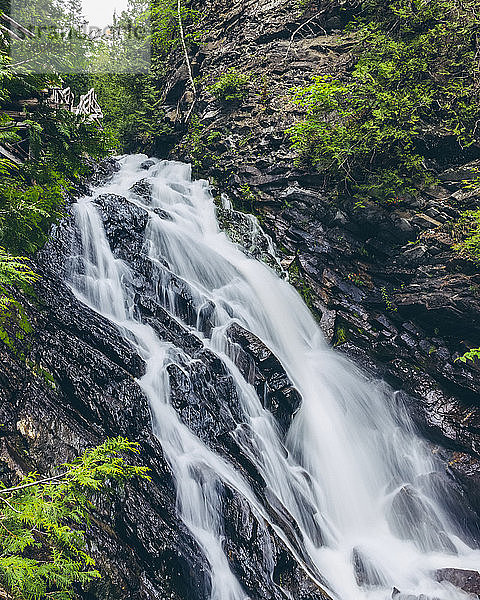 Wasserfall in der Schlucht Canyon des Portes de l'Enfer; Saint-Narcisse-de-Rimouski  Quebec  Kanada