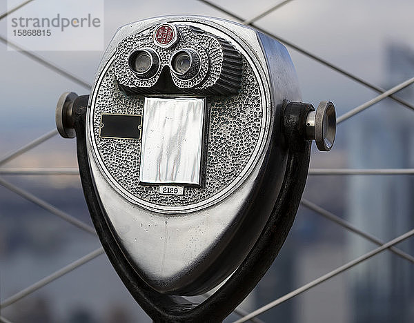 Fernglas auf der Aussichtsplattform des Empire State Building in Midtown Manhattan; New York City  New York  Vereinigte Staaten von Amerika