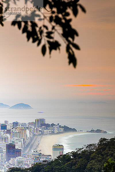 Sonnenaufgang über Rio De Janeiro von der Rocinha Favela aus gesehen; Rio de Janeiro  Rio de Janeiro  Brasilien