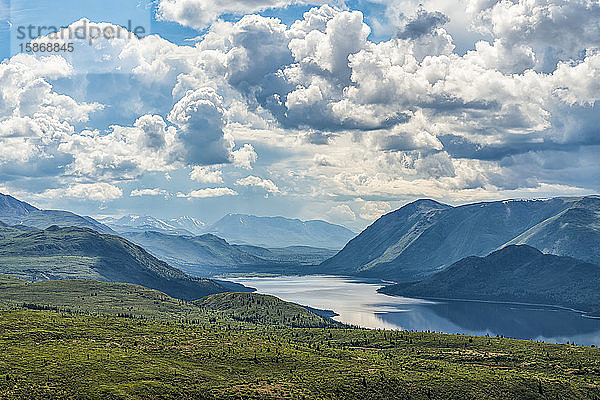 Gewitterwolken ziehen über dem Fish Lake in der Nähe von Whitehorse auf; Yukon  Kanada