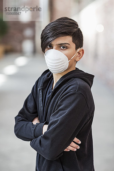 Ein Junge im Vorschulalter trägt eine Schutzmaske zum Schutz vor COVID-19 während der weltweiten Pandemie des Coronavirus; Toronto  Ontario  Kanada