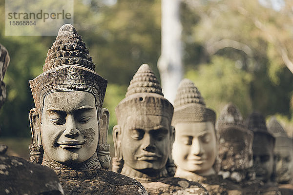 Kopfskulpturen am Südtor des Bayon-Tempels  Angkor Wat-Komplex; Siem Reap  Kambodscha