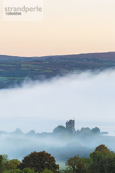 Castlebawn an den Ufern des Lough Derg  umgeben von Nebel und Dunst bei Sonnenaufgang im Herbst; Ogonnelloe  Grafschaft Clare  Irland