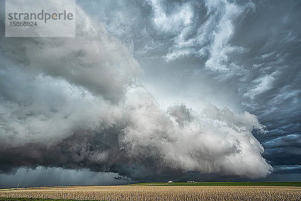 Dramatischer Himmel über den Ebenen des Mittleren Westens der Vereinigten Staaten während der Tornadosaison. Erstaunliche Wolkenformationen zeigen die Kraft und Schönheit von Mutter Natur; Nebraska  Vereinigte Staaten von Amerika