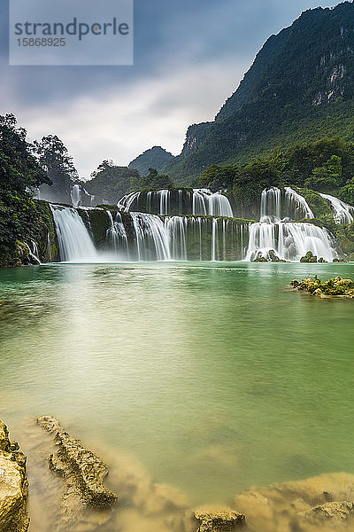 Ban Gioc Wasserfall in Nordvietnam  Ban Giocâ€ Detian Wasserfall am Quay Son Fluss; Vietnam